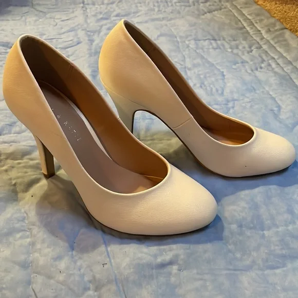 Kelly & Katie Corderno white heels size 9 - NWOT - Picture 3 of 5